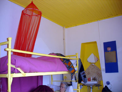 chambre jaune à 2 lits